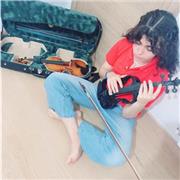 Musico bilingue, nivel alto de ingles, muy ludico, sin presiones, versatil. Da clases de ingles, no se habla para nada en castellano, musica, canciones, libros etc